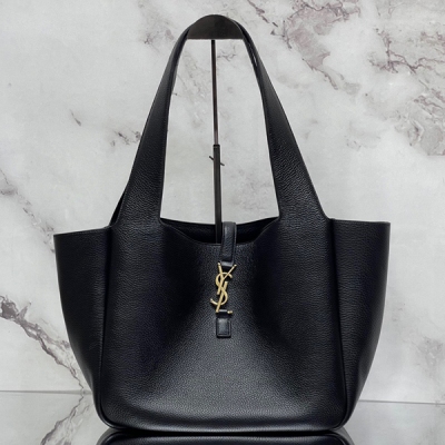 YSL聖羅蘭Yves Saint Laurent 新款購物袋/hobo包 很多女生一到秋冬天就想買只大包，Bea這款就非常合適，從內到外的皮質感都很好，包身內側有兩根皮質系帶，系上後就變成了只Hobo。容量非常充足，13寸macbook