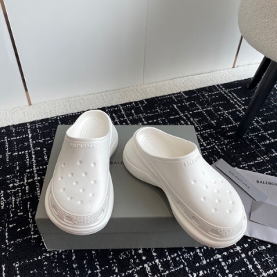 Balenciaga巴黎世家 BALENCIAGA x Crocs 聯名款洞洞鞋半拖，巴黎世家 2023春季新款黑馬單品,海內外時尚博主紛紛上腳大秀，火遍海內外社交平臺，時尚達人必入款，重金開模打造，匠心工藝。精准還原每個細節，厚底6cm，