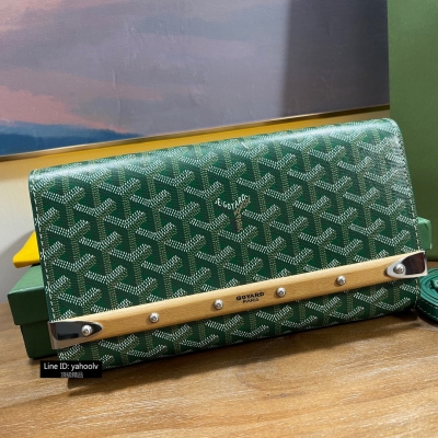 Goyard（戈雅）Monte Carlo手拿包現已推出極具吸引力的小號，全新Monte Carlo既兼具優雅外觀和實用功能性，表面採用了木質防震杆與金屬鉚釘的搭配 搭配可拆卸肩帶，能靈活的轉變成單肩包與手拿包，滿足日常生活不同的搭配方式，