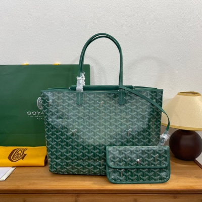 Goyard（戈雅)榮幸新推出Isablle包，此款包外觀像似兩個saint Louis托特包背靠著連在一起，擁有兩個獨立寬敞的空間，包身中間隱藏了小牛皮的按扣口袋，內含Goyard標誌性可拆卸內袋，對物品存放添加了份保障，無論是日常出行還