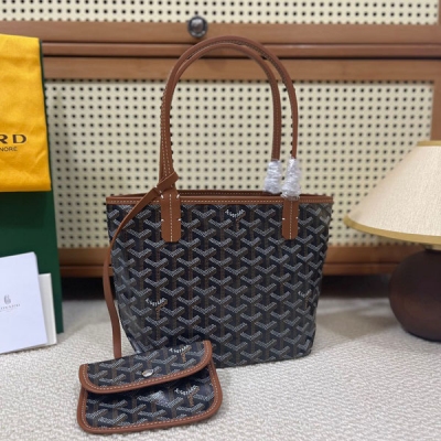 Goyard（戈雅）成立於1853年，已超過150年的歷史，面料以麻，棉及大麻纖維混合織成後再塗上光面的樹膠醛醣，防水，結實，耐用，備受明星，王室，貴族的熱捧，11個顏色正品購入打造，小巧玲瓏，超級實用的一款小包，另配一個精緻零錢包，尺寸: