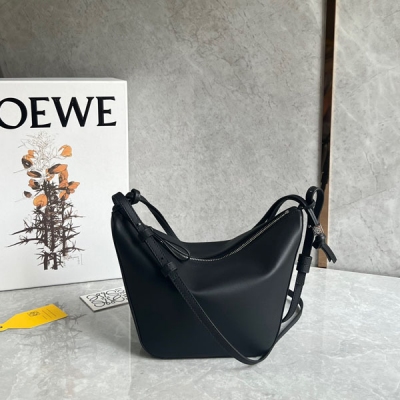 Loewe羅意威 爆款hobo 來啦 現貨秒發 新版型的hammock吊床腋下包 出道即頂流，真香！頭層牛皮質感柔軟細膩 自重輕盈 容量可觀 手提 腋下 斜挎自由切換 一上新就秒空的節奏 沖啊！size：28*17*9.5cm