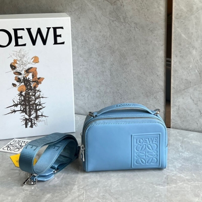 Loewe羅意威 相機包新成員來咯 現貨現貨 今年流行的橫款版型 情侶款 緞面牛皮質感滿分搭配刺繡寬肩帶 前後都有拉鍊，兩個隔層，又是一隻實用又好看的包！適合男生日常通勤 百搭女生也 Size:18X13X7cm