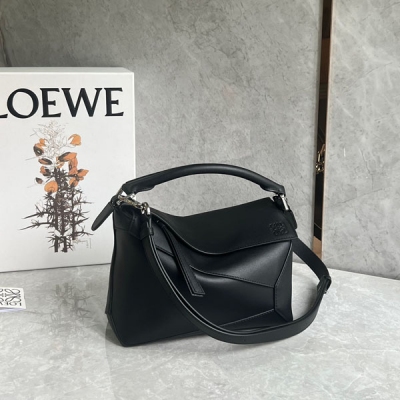 Loewe羅意威 最新做法puzzle 高級黑出貨 明星同款 選用進口小牛皮全新版本拼接絕絕子，包包自重很輕 容量非常可觀 實用百搭又方便 出行，超級百搭色是必入款 小號Size24*16*10cm 配包裝