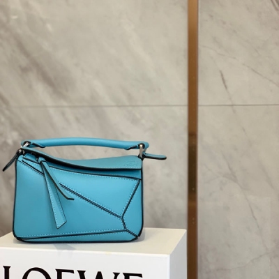 Loewe羅意威 超mini Puzzle bag 最新磚櫃同步 新河藍出貨小清新色系這款顏值超高，擁有讓無數女神醉心地的美膩顏色 出街必備，包包自身重量幾乎忽略你們最關心的xs，plus都能裝下哦，即百搭又方便。mini Size :18