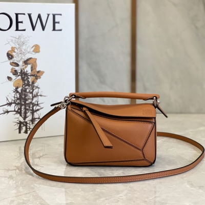 Loewe羅意威 mini Puzzle bag 出貨這款顏值超高，擁有讓無數女神醉心地的美膩顏色 出街必備，包包自身重量幾乎忽略你們最關心的xs，plus都能裝下哦，即百搭又方便。mini Size :18*11*7.5 cm 配包裝