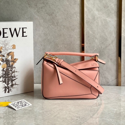 Loewe羅意威 Puzzle bag 最新蝦粉色 粉嫩粉嫩太好看了質感柔軟小牛皮多色拼接 進口紡織內襯可自由折疊 手拎、斜挎 小身材大容量 日常出流妥妥滴 Size:24*10*14cm 配包裝