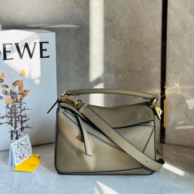 Loewe羅意威 puzzle荔枝皮家族再添一員2023苔蘚綠 簡約大氣的幾何設計 可甜可鹽定制荔面牛皮 手感舒適上身氣質立馬up 立體包型還蘊藏著非凡的容量 是永遠都囤不夠的熱門單品啊size:24*10*14cm/小號 配包