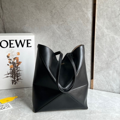 Loewe羅意威 爆款橫空出市 puzzle fold 系列可折疊托特包 整個包身選用納帕小牛皮 以折紙為靈感的PuzzleFold Tote線條俐落，低調不張揚。質感超軟，巨巨巨能裝，最妙的點在於可快速還原為易於收納的平面正方形，肩帶的長