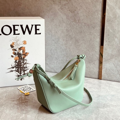 Loewe羅意威 爆款hobo 來啦 現貨秒發 新版型的hammock吊床腋下包 出道即頂流，真香！頭層牛皮質感柔軟細膩 自重輕盈 容量可觀 手提 腋下 斜挎自由切換 一上新就秒空的節奏 沖啊！size：28*17*9.5cm 配包裝