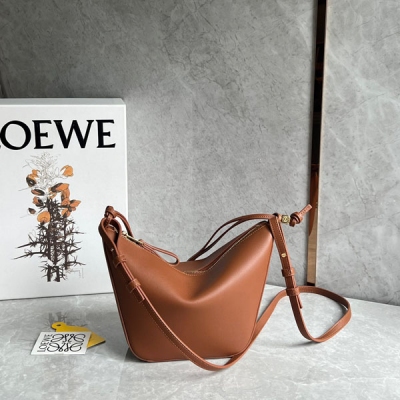 Loewe羅意威 爆款hobo 來啦 現貨秒發 新版型的hammock吊床腋下包 出道即頂流，真香！頭層牛皮質感柔軟細膩 自重輕盈 容量可觀 手提 腋下 斜挎自由切換 一上新就秒空的節奏 沖啊！size：28*17*9.5cm 配包裝