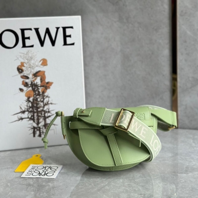 Loewe羅意威 升級版字母寛肩帶馬鞍包MiniGateDual手袋出貨絕絕子 寬肩帶簡直是靈魂之筆 賦予了gate全新的生命包身採用柔軟牛皮革精製而成，可拆卸調節牛皮提繡花肩帶 單肩斜挎、腰包 胸包都非常 背上身很顯氣質 容量也非常線上