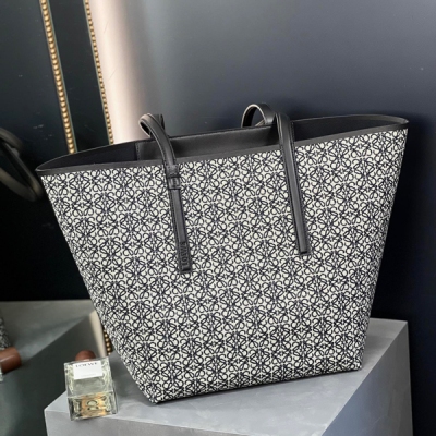 Loewe羅意威 t-tote刺繡提花布配皮 購物袋 New in 新品到貨 尺寸:長54.5-高35-寬17cm 白色 多功能購物手袋，現貨 流線廓型，與手袋名稱相呼應的倒T形結構，Anagram提花布拼接軟牛皮，內裡容量超大，可容納13