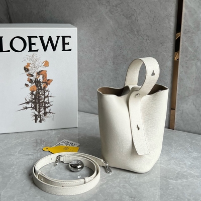 Loewe羅意威 最新PEBBLE水桶包 mini真的絕 實物質感爆棚 極簡俐落的水桶包型王者級的容量變換多種造型功能性 可手提可斜挎可腋下實用性超強 搭配一顆巨大的鵝卵石logo金屬球設計感拉滿 簡直完美嬌小女生輕鬆駕馭，必眼入！Size