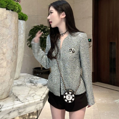 Chanel香奈兒 2023ss 女明星最愛亮片外套實物是織進去的亮片精美大氣 滿眼高級感的珠片 每個女生都無法拒絕的高光時刻 經典修身版型簡約立體上身非常大氣 贈送胸針一套搭配飾品都省去了 摩登大牌范兒輕鬆打造SML