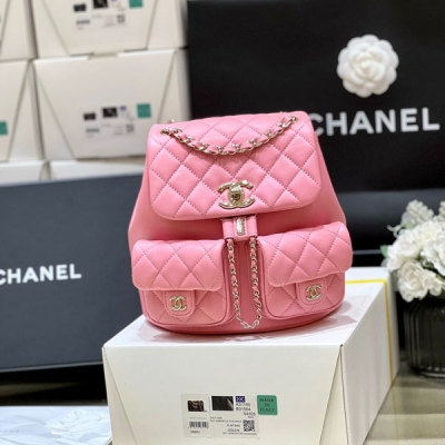 Chanel香奈兒 平紋 2023P 春夏預告系列 超火爆青蛙雙背包 超級火爆的青娃小書包，大號實物也非常小，跟老款duma差不多大小 無疑還是溢價款，很難買 上身非常好搭配，很耐看，絕對會成為經典，強烈推薦 獨家原廠正品平紋小牛皮 386