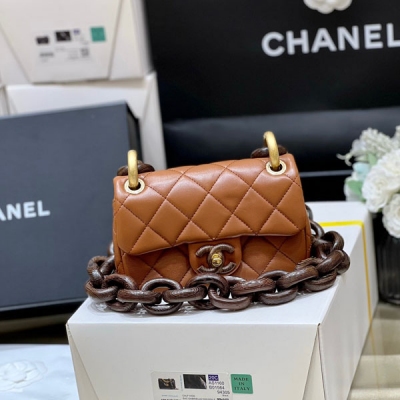 Chanel香奈兒 2023A 高級手工坊系列 達卡桃木cf 大mini包 以非洲達卡為創作靈感的木質鏈條大mini包 收藏家系列！實物真的超級特別 整條鏈條都是桃木材質，自重非常輕巧 上身無敵酷，大愛了 還可以放大手機 原廠方框小羊皮 1