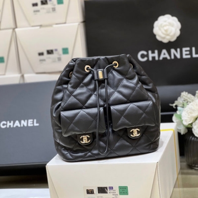 Chanel香奈兒 2023B 秋冬預告系列 大爆款雙口袋雙背包 大爆款雙背包買到啦 比duma尺寸大！更為實用哦！實物真的超級漂亮，上身超好搭配！還是貼心的小牛皮，一定要買！非常經典耐看 原廠正品三隻羊標小牛皮 22*21*13cm