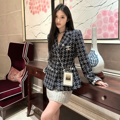 Chanel香奈兒 2023fw 復古風花尼外套最in復古風 文藝氣質的優雅小姐姐 得體的剪裁完美勾勒女性的線條美感 羊毛編織質地肌理感十足 藍白拼色完全不需要複雜的裝飾簡簡單單就能穿出低調的大牌感 SML