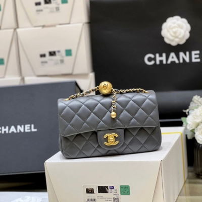 Chanel香奈兒 至尊版本 純原廠小金球 經典之cf mini 2023K 新顏色，超級漂亮 新版本是定型做法，底部是加硬的 皮料：歐洲原廠方框正品羊皮 五金：義大利進口24k鍍厚金五金 貨源稀少，經常容易斷貨 整個包的手感與真品完美達成