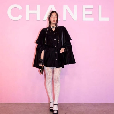 Chanel香奈兒 2024k 手工坊系列高定款黑色斗篷一整個高級住了 定制珠光面料滑滑的很有光澤感 完全不用擔心會有褶皺哦 山茶花紐扣點綴非常精美 高級的時髦精必備款 SML