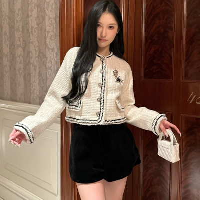 Chanel香奈兒 2024fw 圓領拼色織帶外套 奶油杏色撞黑白織帶設計很有質感 顏色太溫柔了 小短款很好的拉高身材比例 無論版型還是顏色都非常抬氣質 簡單的搭配T恤跟牛仔褲就很好看了 贈送胸針防塵袋 SML