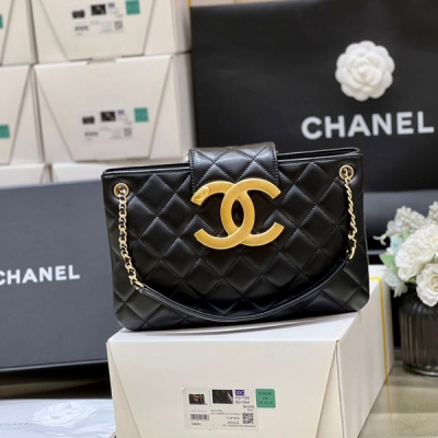 Chanel香奈兒 2024C 早春度假系列 大雙C復古tote購物包 推出的大雙C tote購物包！非常復古好看 大logo是做舊金屬的，永不過時哦 實用性非常強，可以單肩，腋下背也可以斜挎 原廠正品方框小羊皮 11.5*26.5*5cm