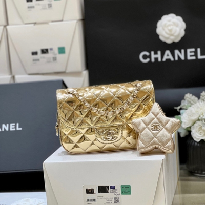 Chanel香奈兒 2024C 早春度假系列 CF漆皮口蓋包來啦 推出的走秀款cf漆皮包！非常火爆 實物也非常可愛！還帶星星零錢袋 可愛的同時也很實用，可以放下兩枚大手機 上身搭配也無敵好看！推薦 原廠正品漆牛皮 12.5*19*5cm