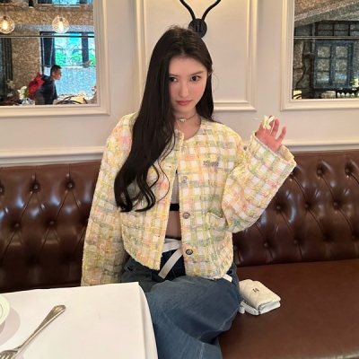 Chanel香奈兒 2024ss 彩色圓領外套 少女系的色彩特別好看！這個夏天多一點心動的感覺 最熱門的短款闊搭的袖子 隨意搭配牛仔褲半裙都能穿出博主風 頂級白富美的即視感 贈送胸針防塵袋 SML