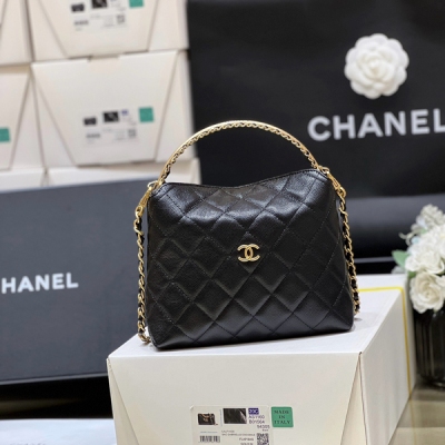 Chanel香奈兒 2024A 高級手工坊系列 隱藏實用款牛皮手柄包 正品購入開發 Chanel 2024A 荔枝皮手柄包 萬眾矚目，終於買到啦！實物太美啦，絕對是本季的隱藏款 上身很好搭配，實用性強！超級推薦 原廠正品haas荔枝牛皮 1